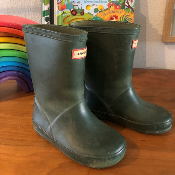 Selling 4 pairs of shoes . $20 total - Picture 1 of 7